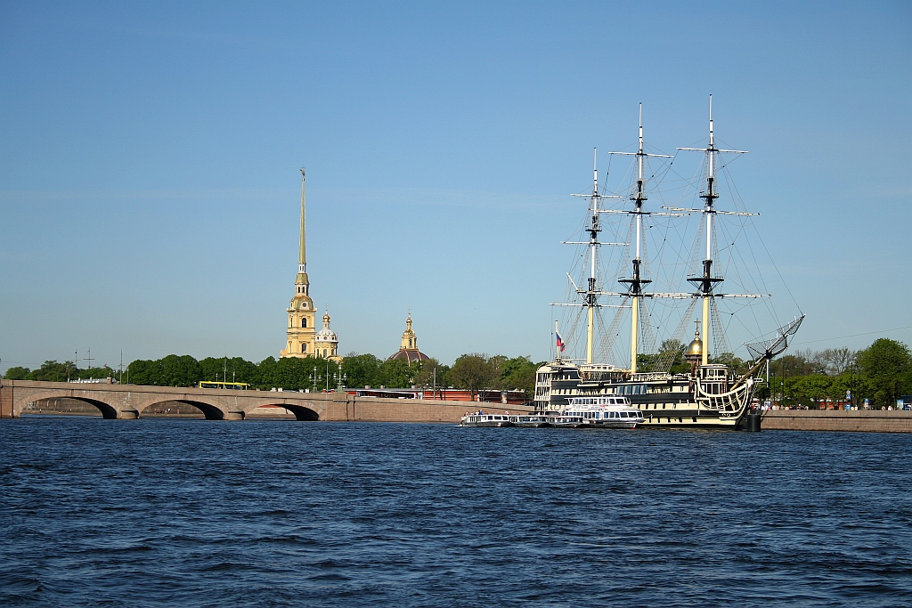Blick ber die Newa in Sankt Petersburg. Im Hintergrund ist die Peter-und-Paul-Kathedrale zu sehen. Aufnahme vom 25.05.2009.