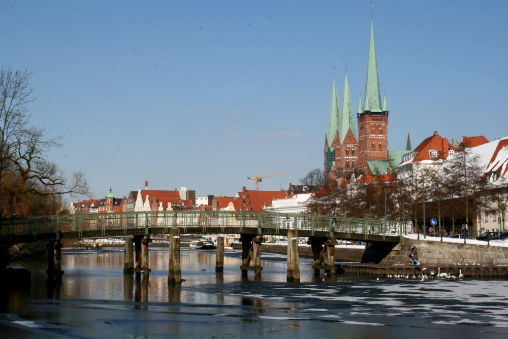 Blick ber die Obertrave zur Petrie- und Martinikirche in Lbeck; 15.03.2013