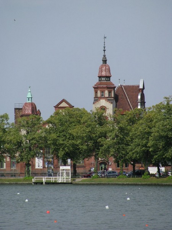 Blick ber den Pfaffenteich zum ehem. E-Werk, heute eine Spielsttte des Mecklenburgischen Staatstheaters, Schwerin [15.08.2009]