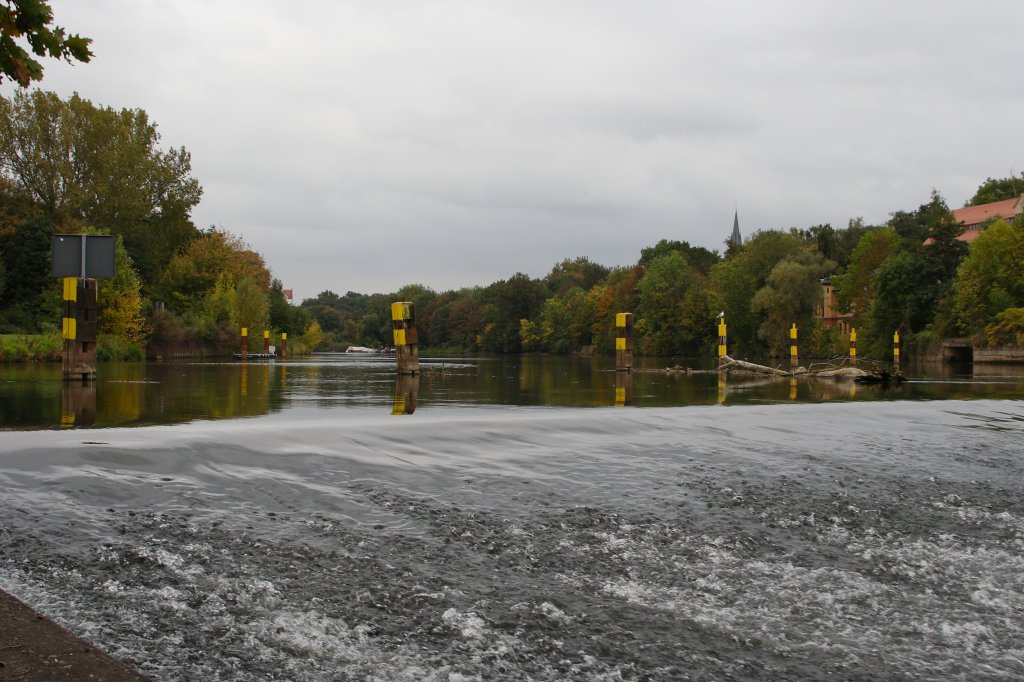 Blick ber das Saale-Stauwehr in Halle-Trotha, fluaufwrts zum Stadtteil Krllwitz. Die Aufnahme erfolgte am 05.10.2011 von der Insel  Forstwerder  aus. Gut ist hier die doch betrchtliche Hhe der Staustufe zu erkennen.