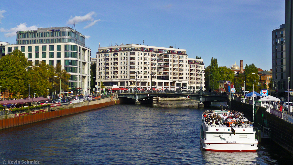 Blick ber die Spree am Bahnhof Friedrichstrae zur Weidendammer Brcke aus dem 17. Jahrhundert, 13.10.2012.