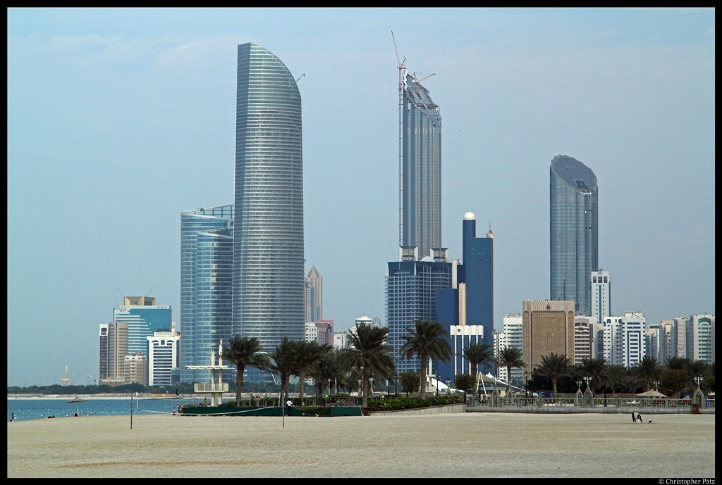 Blick ber den Strand auf die Skyline von Abu Dhabi. (06.12.2012)