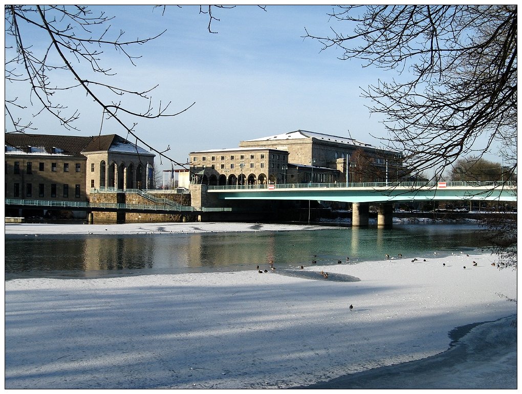 Blick ber die teilweise zugefrorene Ruhr auf Schlobrcke und Stadthalle (Januar 2009)