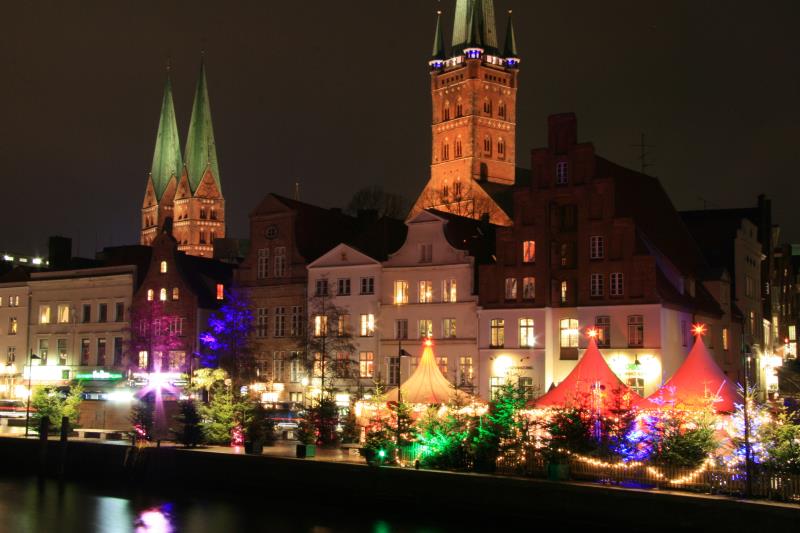 Blick ber die Trave zur Petrie- und Marienkirche mit dem Kinderweihnachtsmarkt in Lbeck; 26.11.2011