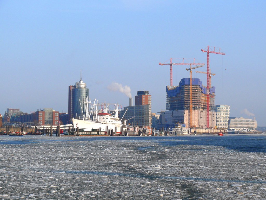 Blick ber die vereiste Elbe zur im Bau befindlichen Elbphilharmonie; Hamburg, 16.02.2010
