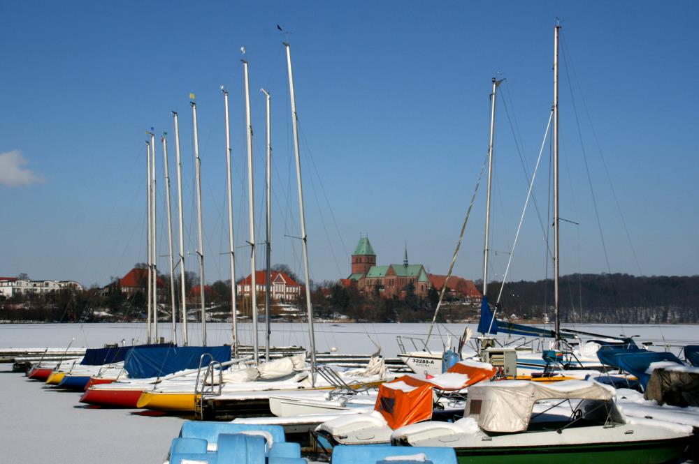 Blick ber den zugefrorenen Domsee zum Ratzeburger Dom; 15.03.2013