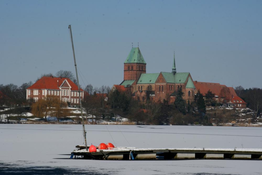 Blick ber den zugefrorenen Domsee zum Ratzeburger Dom; 15.03.2013