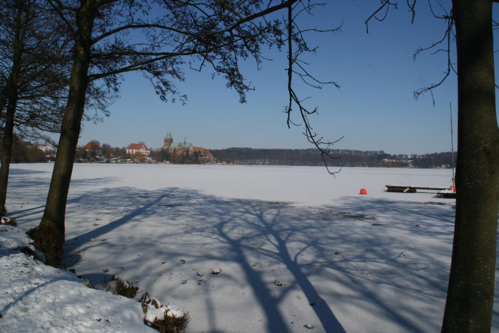 Blick ber den zugefrorenen Domsee zum Ratzeburger Dom; 15.03.2013