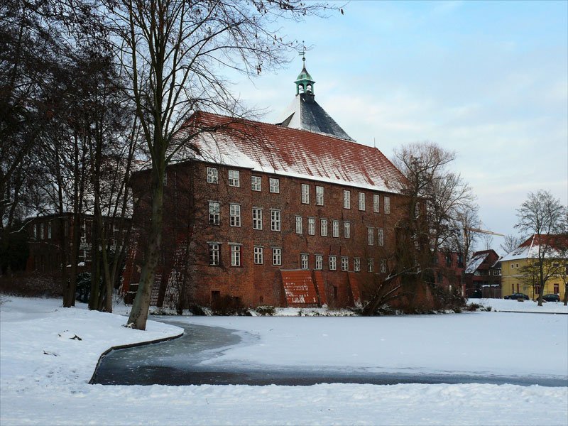 Blick ber den zugefrorenen Schlossteich zum Schloss Winsen an der Luhe; 04.01.2010
