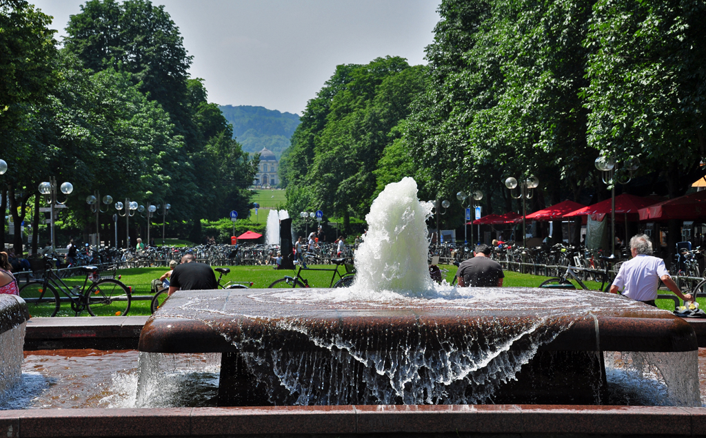 Blick von der Uni ber den Brunnen Richtung Kaiserplatz bis zum Poppeldorfer Schlo im Hintergrund. Bonn, 23.06.2010