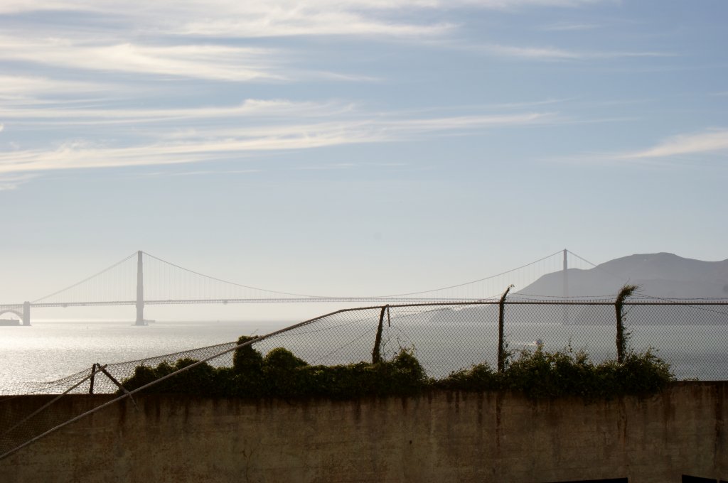Blick voem Gefängnishof auf Alcatraz zur Golden Gate Bridge am 22.09.2012