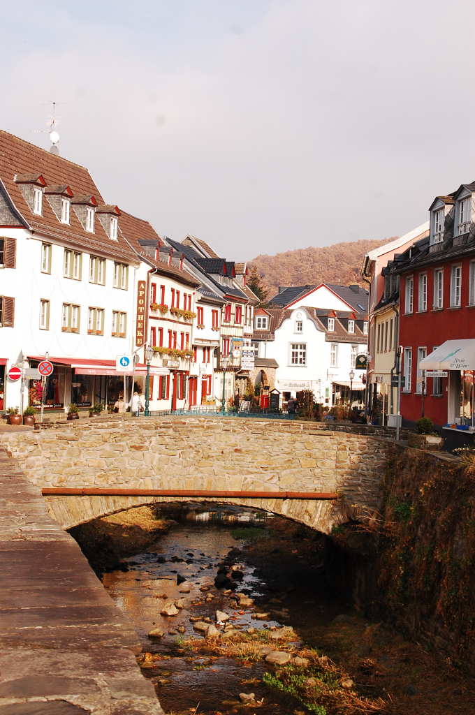 Blick von der Wertherstrae ber die Erft zur Johannisstrae in Bad Mnstereifel. Foto vom Sonntag 6.11.2011