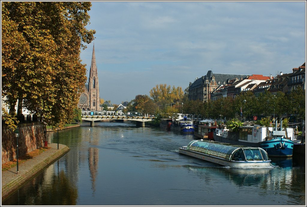 Blick von einer der zahlreichen Brcken Strasbourgs auf den Fluss Ill und seine Umgebung. Im Hintergrund sieht man einen der zwei Trme der protestantischen Paulskirche(erbaut vom 1892-1897).
(28.10.2011)
