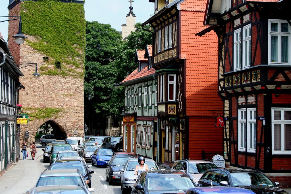 Blick zum Wenigerder Westerntor. Welch ein zeitlicher Kontrast zwischen Gebuden und Fahrzeugen. Die Aufnahme erfolgte aus einem Zug der Harzer Schmalspurbahnen beim berqueren der Westerntor-Kreuzung am 02.07.2010.