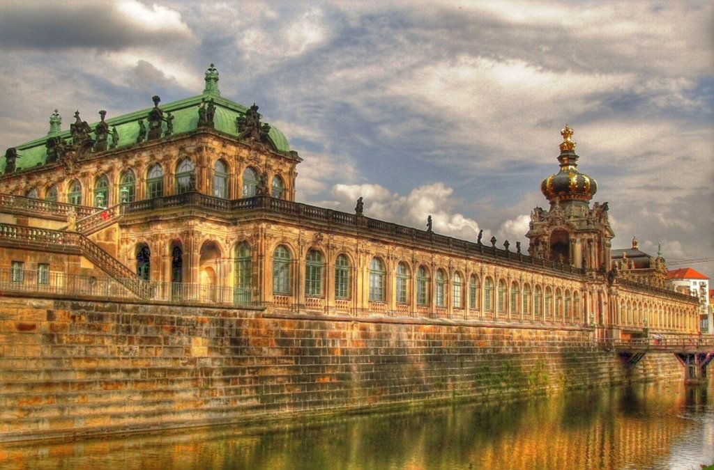 Blick zum Zwinger mit Kronentor