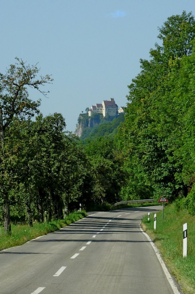 Blick zur Burg Werenwag hoch ber dem Donautal, geht zurck auf die Zeit um 1100, heute im Privatbesitz, Aug.2012