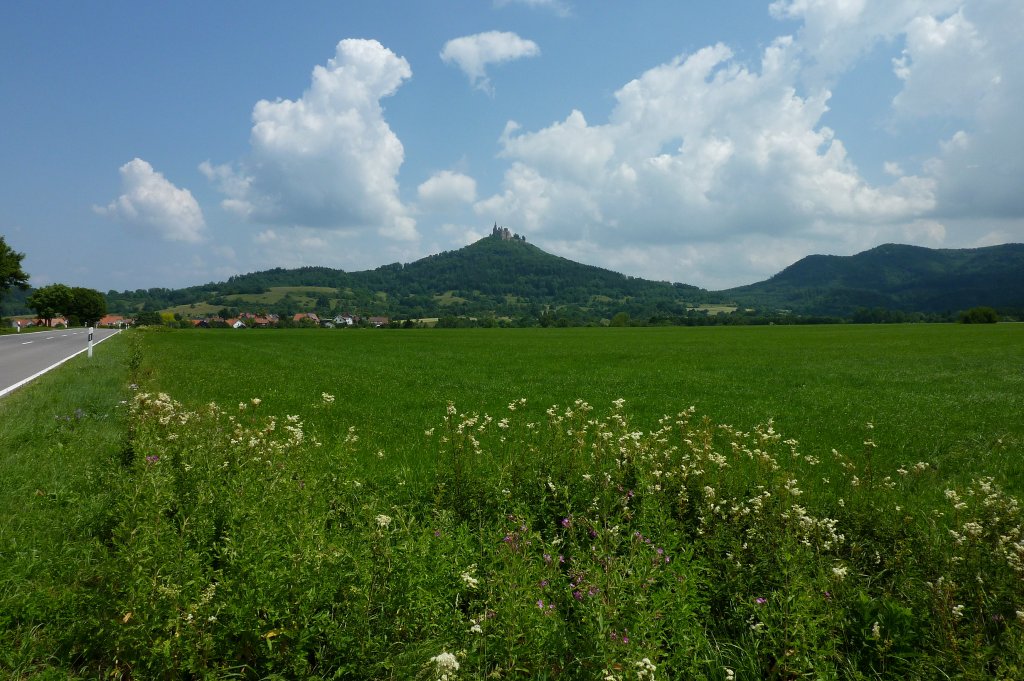 Blick zur Hohenzollernburg bei Hechingen, die Stammburg des Hohenzollerngeschlechts liegt weithin sichtbar auf dem 855m hohen Zollernberg, Juli 2011