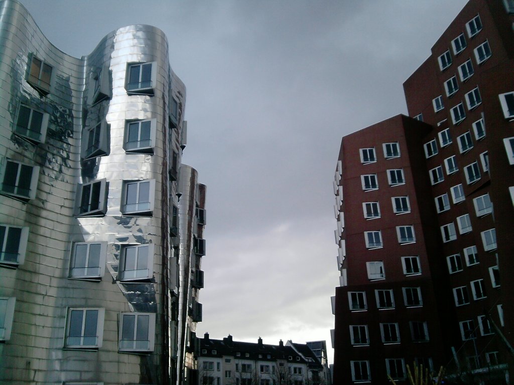 Blick zwischen zwei von  drei Gehry-Bauten in Dsseldorf.
