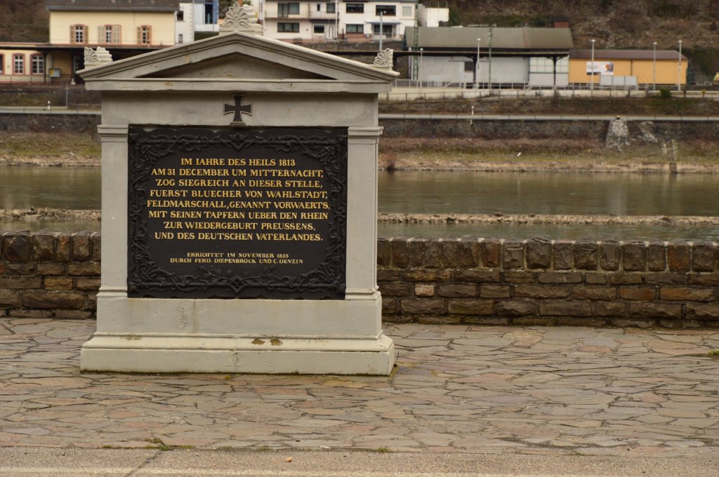 Blcher Denkmal auf der linken Rheinseite. Es erinnert an den Rheinbergang der preussischen Armee am 31.12.1813 auf das damals noch franzsich besetzte linke Rheinufer. Mit diesem bertritt war das Schicksal Napoleon Bonapartes besiegelt. 
Von hier aus kmpfte sich Blcher mit seinen Mannen bis nach Waterloo in Belgien durch und entsetzte so das englische Expeditionscorps in der Schlacht bei Waterloo. So das Wellington in hchster Bedrngnis aus sprechen lies: I wish it becomes night or the prussian may come! Es war Blcher der vor der Nacht eintraf und so ging die Schlacht fr die Allierten englischen und preussischen Armeen gut aus. Napoleon floh und begab sich in London in englische Gefangenschaft, in welcher er auf der Insel St. Helena auch verstarb. 18.3.2013