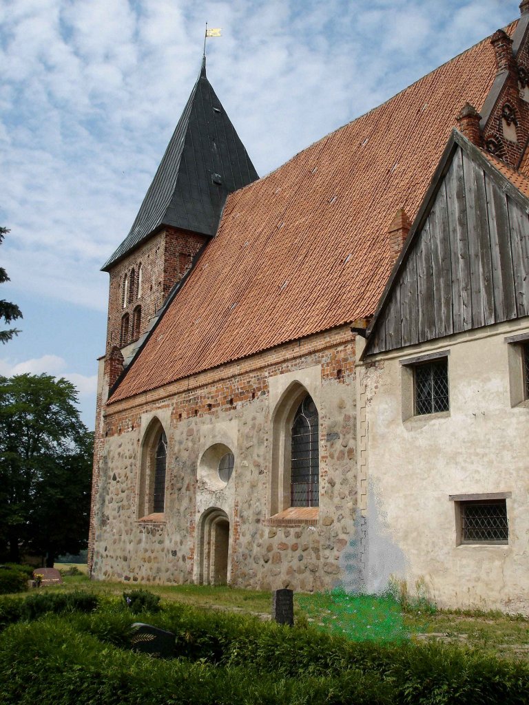 Bobbin auf der Insel Rgen, die St.Pauli-Kirche, erbaut um 1400, einzig erhaltene Feldsteinkirche auf der Insel, Juli 2006