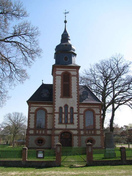 Bochin (LWL); Dorfkirche in der Bergstrae (L 1), 15.04.2010