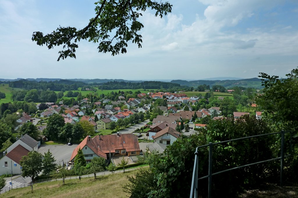 Bodnegg, Blick vom Kirchberg ber den Ort, Aug.2012