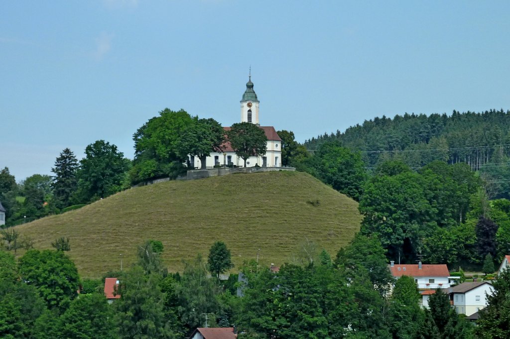 Bodnegg, Blick zur Kirche St.Ulrich und Magnus auf dem 640m hohen Kirchberg, Aug.2012