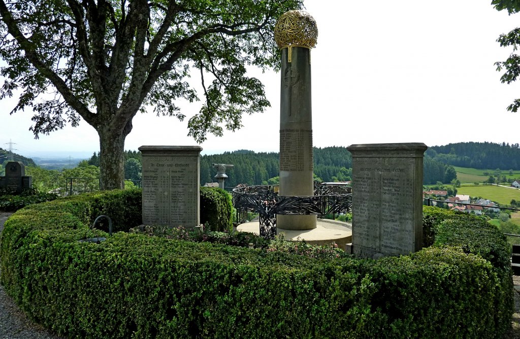 Bodnegg, das Denkmal für die Gefallenen der Weltkriege auf dem Kirchberg, Aug.2012