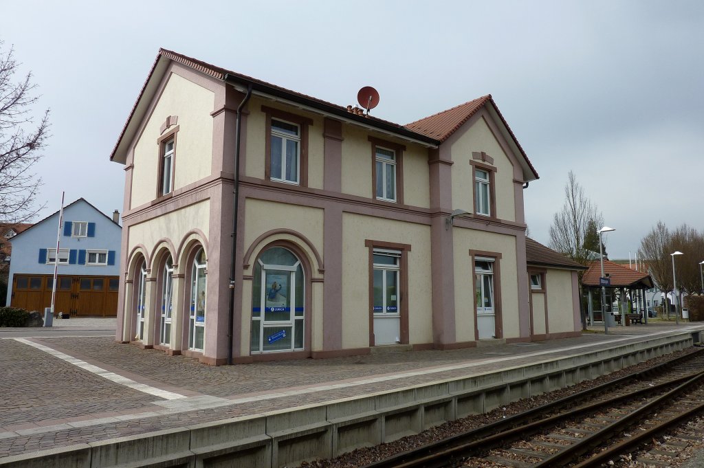 Btzingen am Kaiserstuhl, das ehemalige Bahnhofsgebude der Kaiserstuhlbahn, wird jetzt von einer Firma genutzt, Mrz 2012 