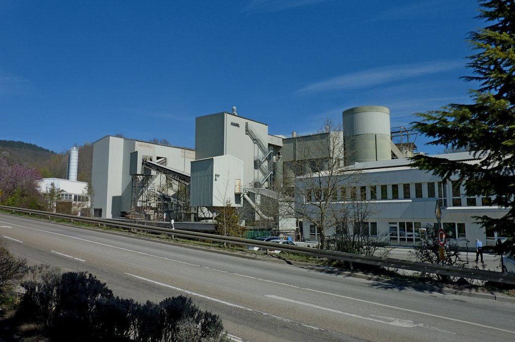 Btzingen am Kaiserstuhl, das Mineralstoffwerk verarbeitet das hier abgebaute Vulkangestein, ist der grte Hersteller von Naturfango im deutschsprachigen Raum, April 2012