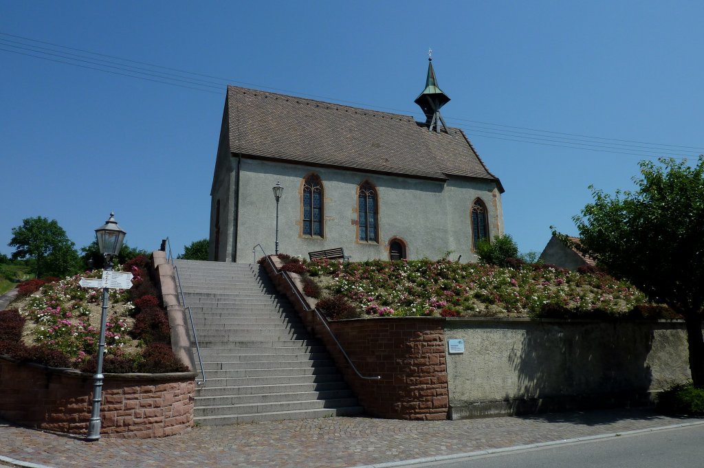Btzingen am Kaiserstuhl, die St.Alban-Kapelle, eine Pestkapelle aus dem 15.Jahrhundert mit sehenswerten Fresken, Juni 2011