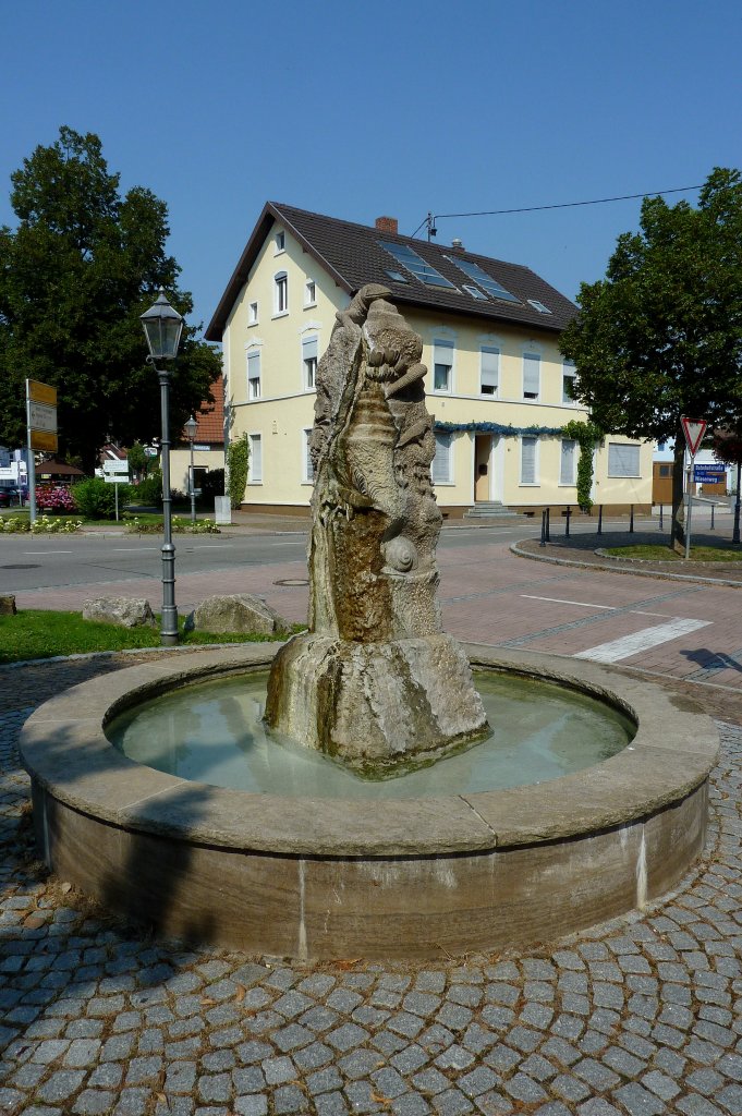 Btzingen, Brunnen mit Motiven des Weinanbaus am Bahnhof, Sept.2012