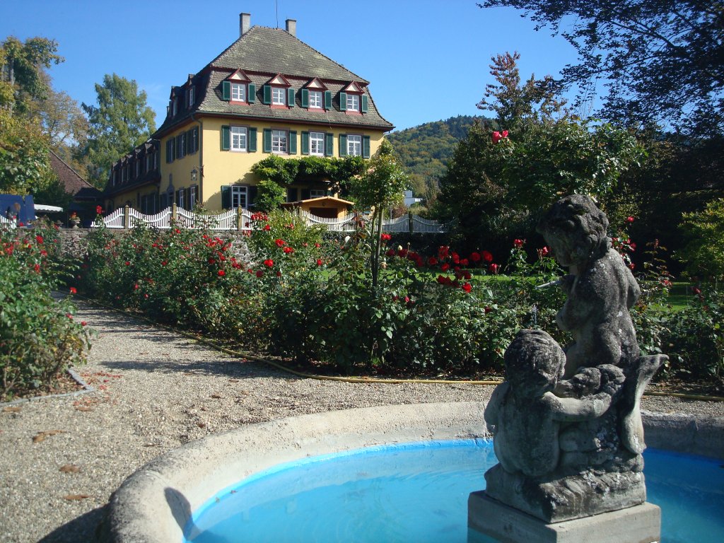 Bollschweil bei Freiburg, 
das Schlo wurde Ende des 18.Jahrhunderts an Stelle einer alten Wasserburg erbaut, heute im Privatbesitz, hier findet jeden Herbst die BoGart-Messe statt (Landhausstil&Gartenkultur),
Okt.2010