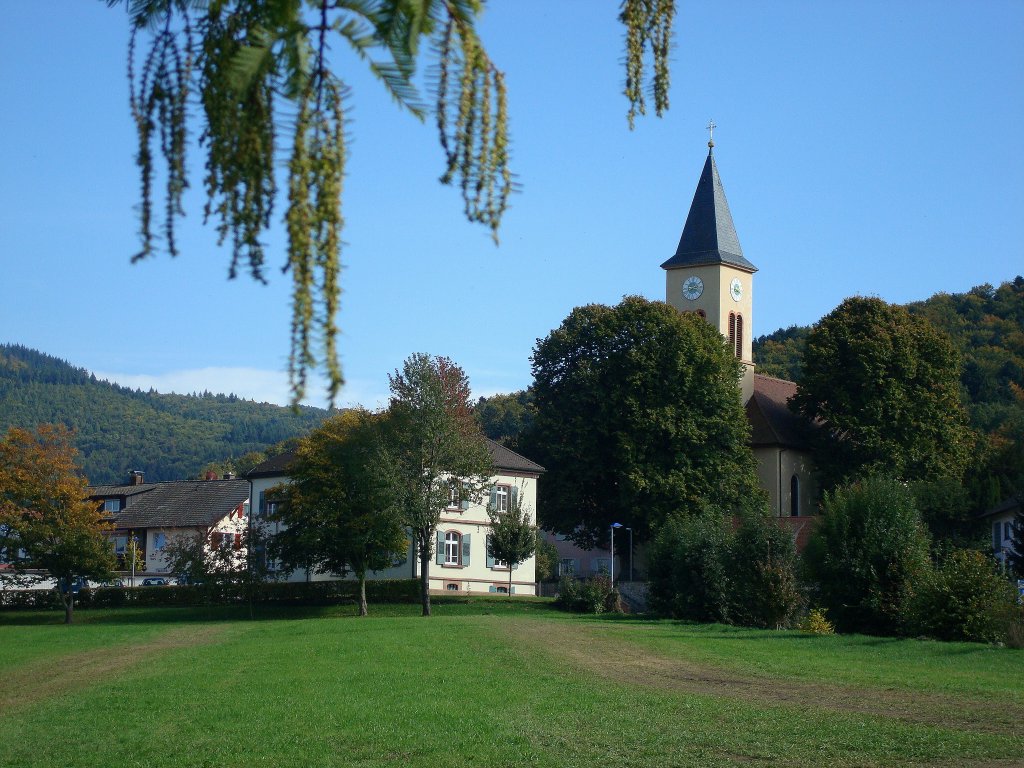 Bollschweil bei Freiburg,
Pfarrkirche St.Hilarius, 1840-44 im Weinbrennerstil erbaut vom Architekt Hans Vo, einem Schler von Weinbrenner, Innenraum im Nazarener-Stil ausgemalt, 
Okt.2010