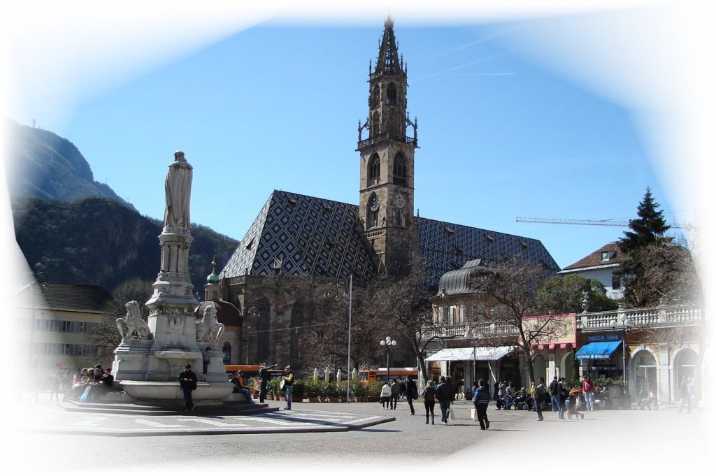 Bolzano. Walther von der Vogelweideplatz mit Dom im Hintergrund 6.4.10