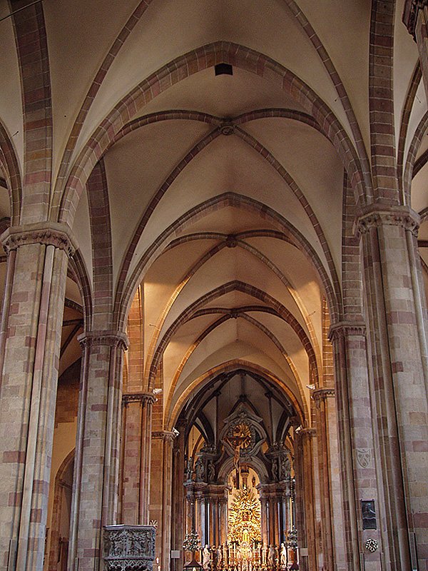 Bolzano/Bozen, Stadtpfarrkirche Maria Himmelfahrt. Mittelschiff nach Osten, gotisch wiederhergestellt nach Schden des 2. Weltkriegs. Im Hintergund Altar, im Stil des Barocks. Aufnahme vom 20. Juli 2003, 17:39