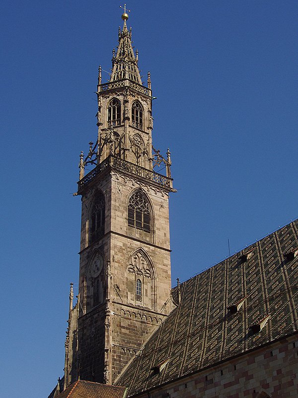 Bolzano/Bozen, Stadtpfarrkirche Maria Himmelfahrt. Spätgotischer Turm mit schönem durchbrochenen Helm nach deutschem Vorbild, 1517 beendet. Aufnahme vom 20. Juli 2003, 17:04