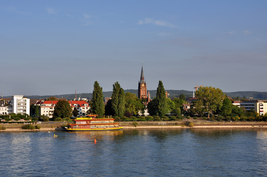 Bonn-Beuel mit Kirche und China-Restaurant-Schiff auf dem Rhein - 08.10.2010