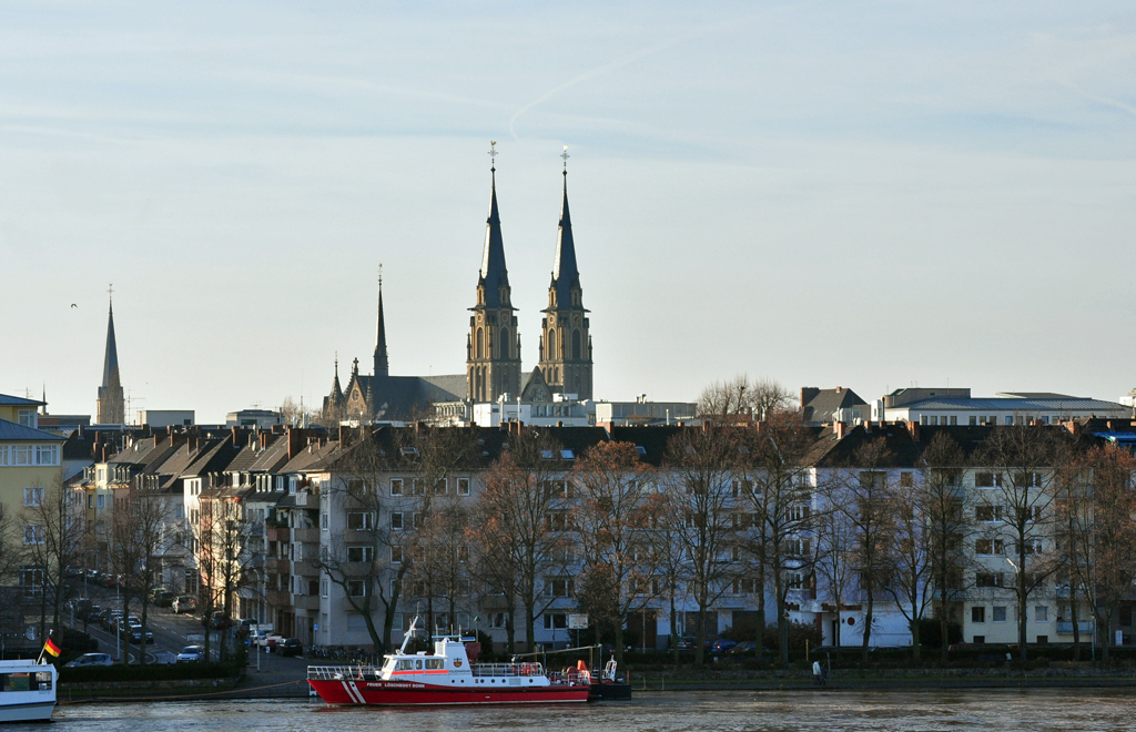 Bonn-Rheinufer mit Feuerwehrschiff, Kirche und Mietshusern - 10.01.2011