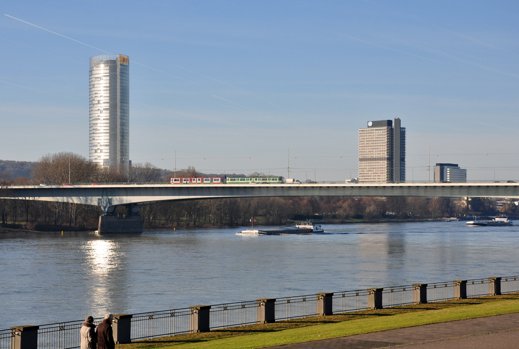 Bonn - Telekom-Tower und  Langer Eugen , im Vordergrund die Konrad-Adenauer-Brcke - 16.01.2012