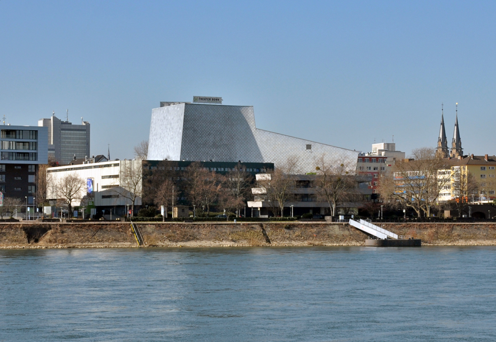 Bonn - Theater Bonn und Stdtische Oper, aufgenommen von der Rheinpromenade in Beuel - 04.03.2013