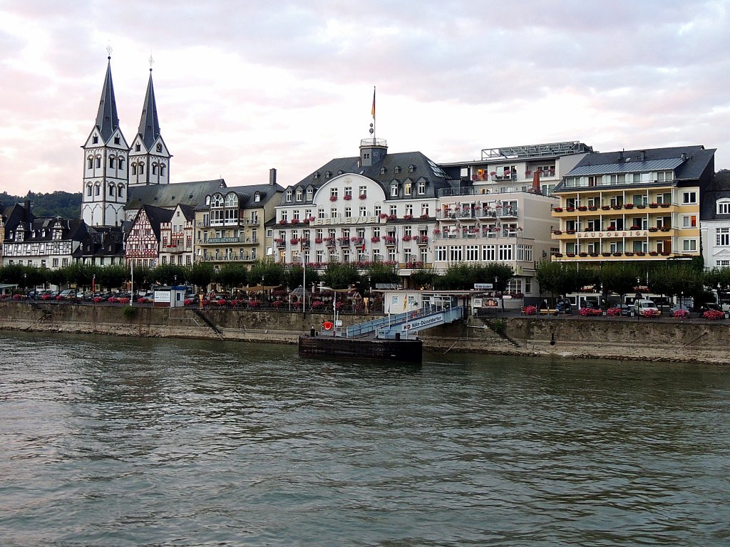 BOPPARD´s Rheinpromenade erwacht Frhmorgens; 120829