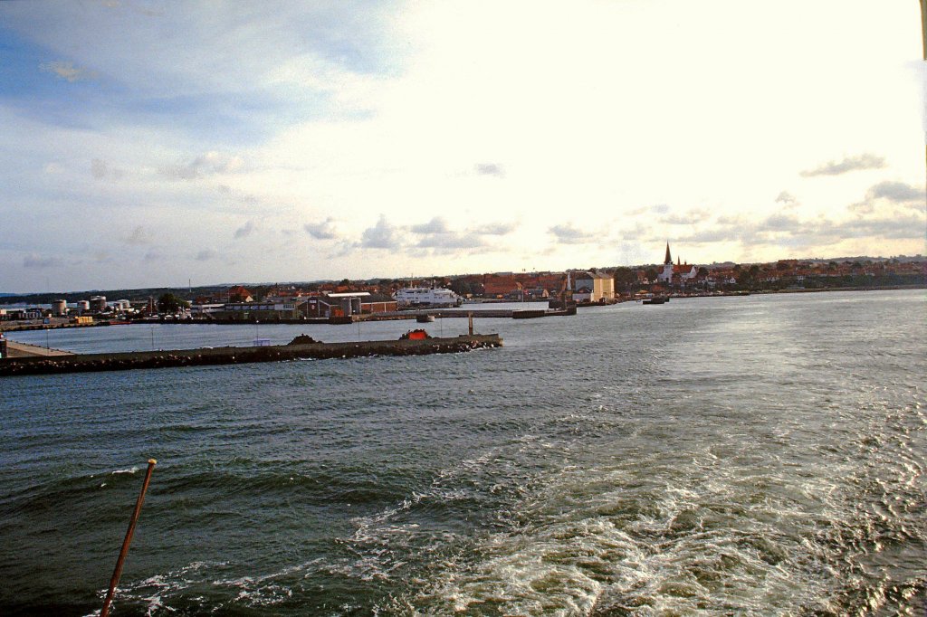 Bornholm, Ausfahrt mit der Autofhre aus dem grten Hafen der Insel in Rnne, im Aug.1985, Scan vom Dia, Jan.2011