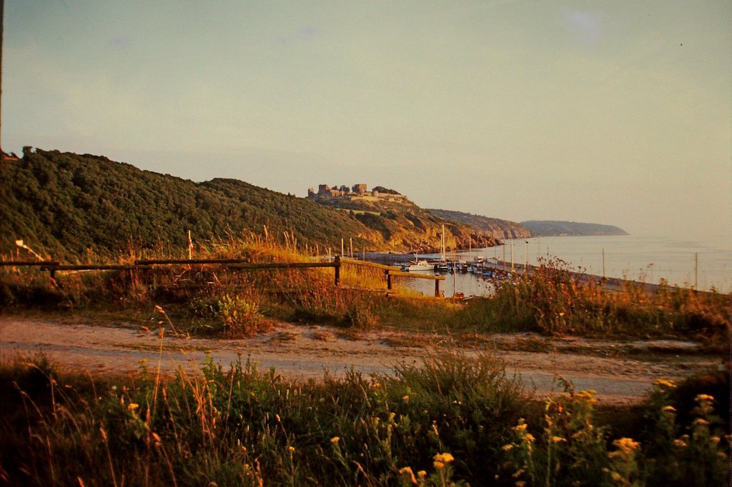 Bornholm, Hammerhus im Abendlicht im Aug.1985, Nordeuropas grte Burgruine liegt ber 70m hoch an der Kste, Scan vom Dia, Jan.2011