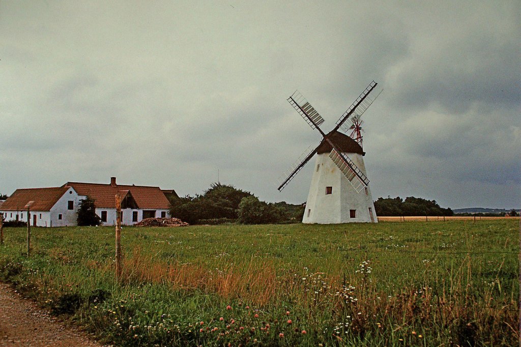 Bornholm, eine noch funktionierende Windmhle, im Aug.1985, Scan vom Dia, Jan.2011