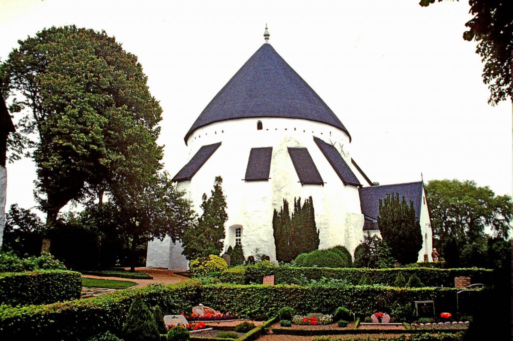 Bornholm, die Rundkirche in sterlars, erbaut um 1150, diese Art Wehrkirchen gibt es auch in Schweden und Norwegen, Aug.1985, Scan vom Dia, Jan.2011