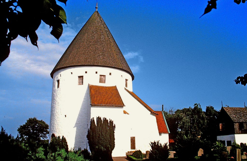 Bornholm, Sankt-Ols-Kirche , auf der Insel gibt es vier dieser skandinavischen Rundkirchen, im Aug.1985, Scan vom Dia, Jan.2011