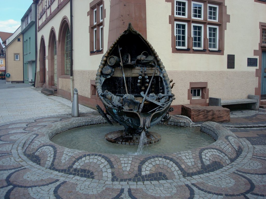 Brunlingen/Schwarzwald,
der Brunnen   Das Narrenschiff , 2004 aufgestellt, behandelt das Thema allemanische Fasnet, vom Bildhauer B.Wintermantel,
Aug.2010 