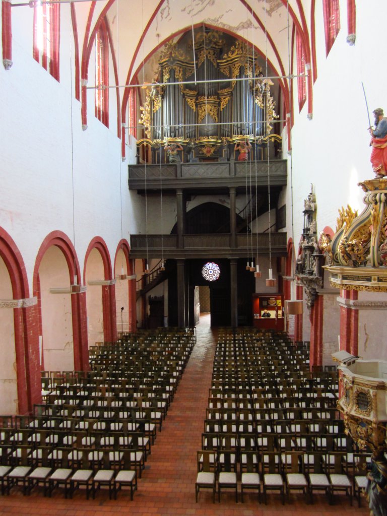 Brandenburg, Dom St. Peter und Paul, Langschiff mit Wagner Orgel (16.03.2012)