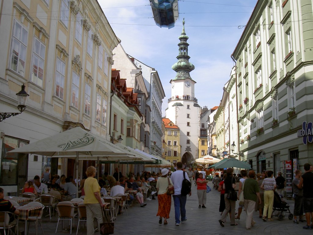 Bratislava, Altstadt mit Stadttor (03.09.2005)